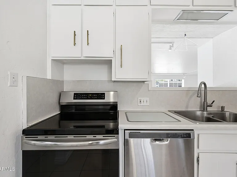 1031 E Vermont Ave — Photo 12