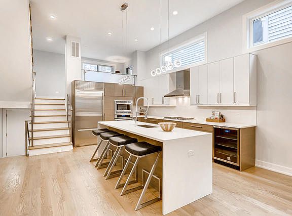 2nd image of 851 N Wood St #2