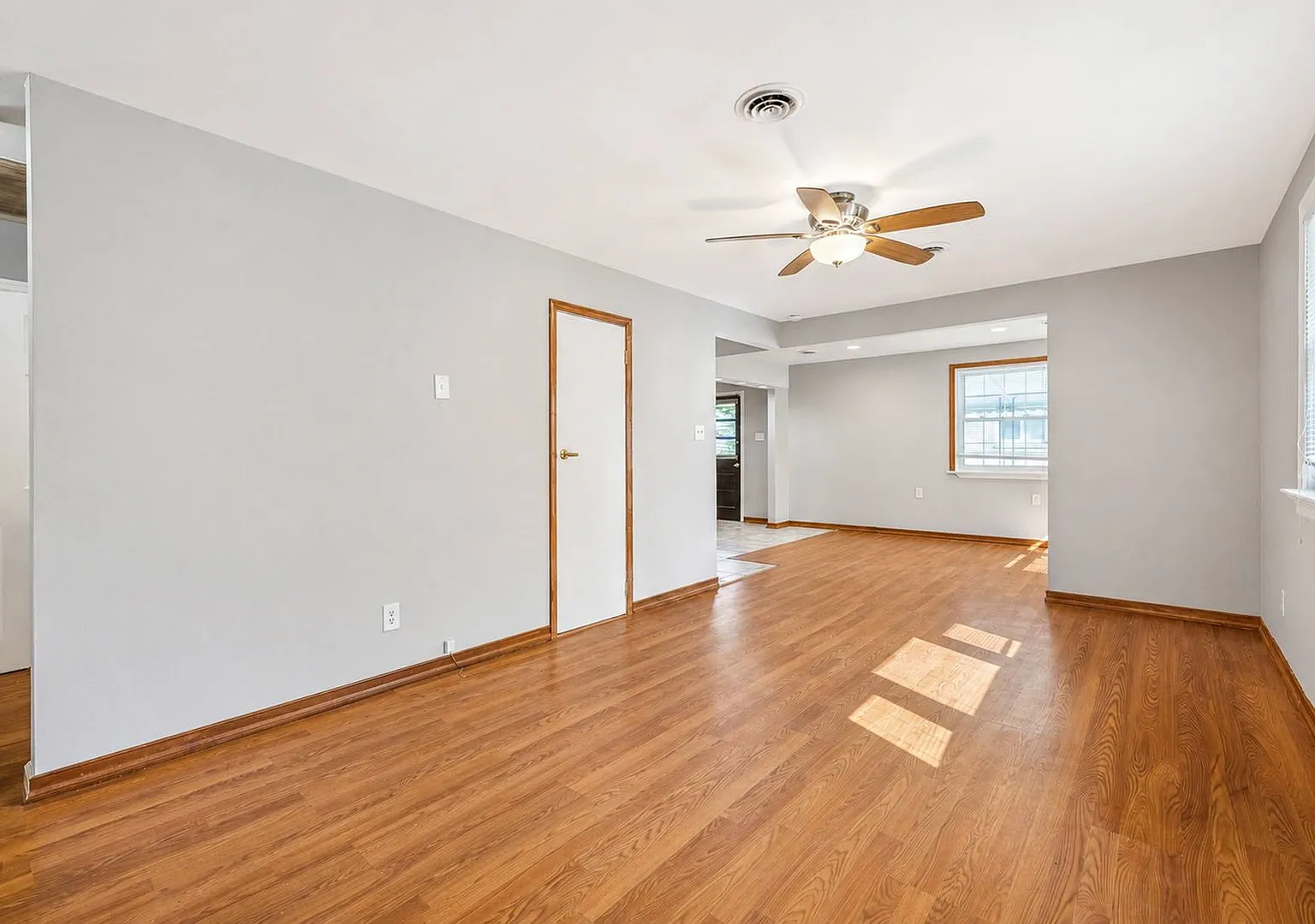 Cute 2 Bedroom Brick Ranch Williamsburg — Photo 2
