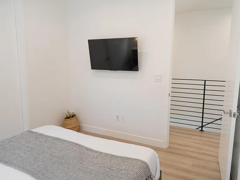 4833 Riverton Ave — Photo 45