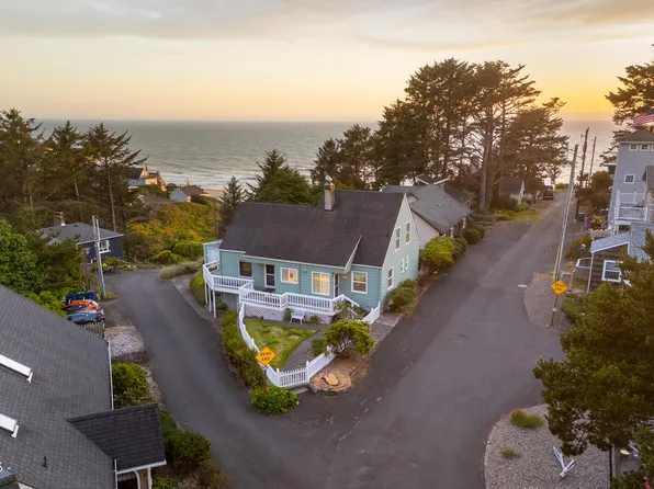 870 SW 10th St, Lincoln City, OR 97367