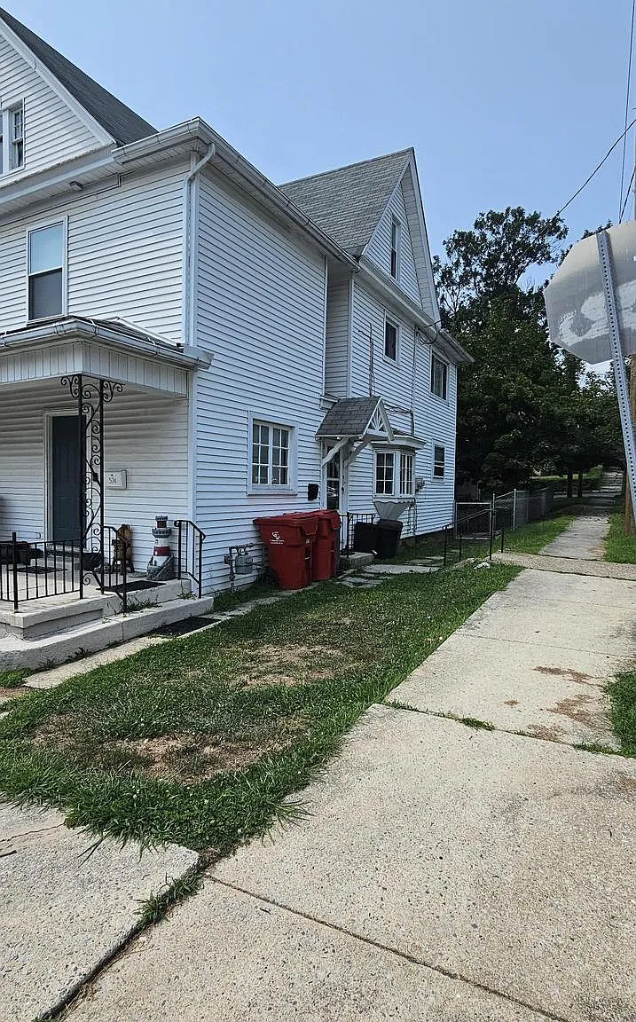 2 bed, 1.0 bath, 1002 sqft, $1,200 — Photo 2