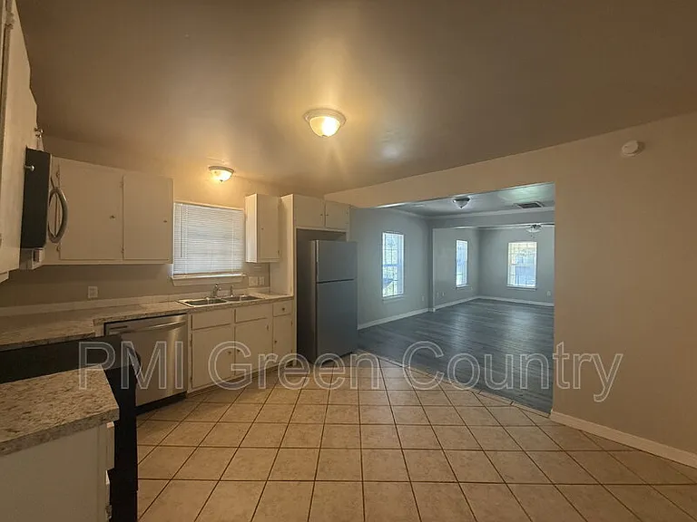 519 E Zion St — Photo 6