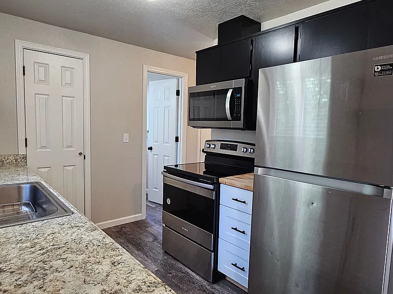 1090 NE Hefley St — Photo 7