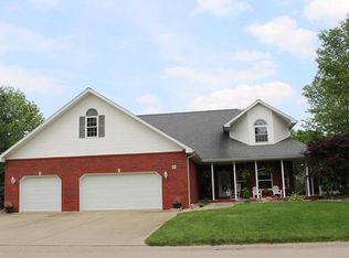 65 Meadowlark Ln, Highland, IL 62249