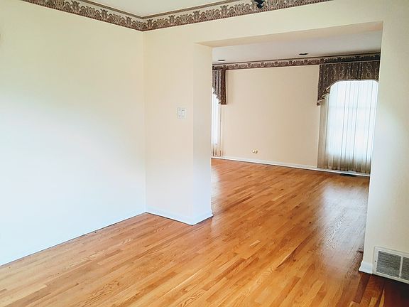 3rd image of 2739 N Harvard Ave