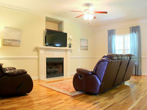 Lvng Room w/Hardwood Floors