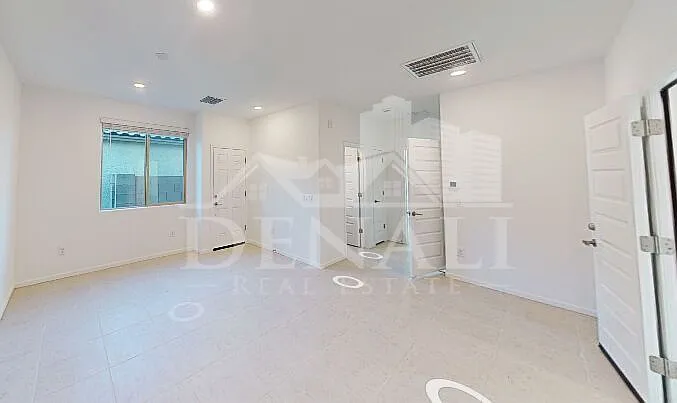 4 bed, 4.0 bath, 2685 sqft, $2,350 — Photo 3