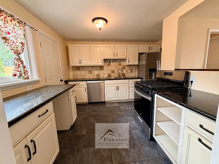 2140 Robin Dr — Photo 6