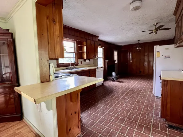 250 Chipman Rd, Bethpage, TN 37022