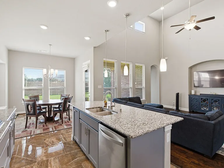 7452 Reverchon Dr — Photo 13