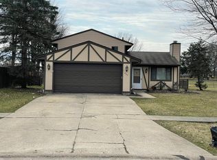 435 Carol Ln, Elyria, OH 44035