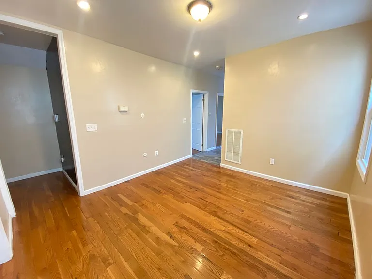 186 Oakwood Pl — Photo 3