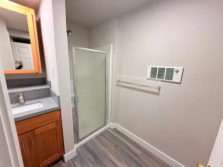 Farrah Apartments: 1 & 2 Bedroom Renovated Units — Photo 31