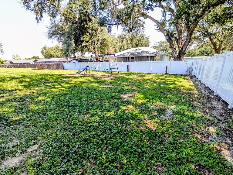 915 Winnie Ln — Photo 11