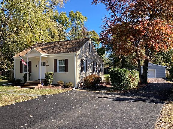 2nd image of 8421 Rosemont Cir