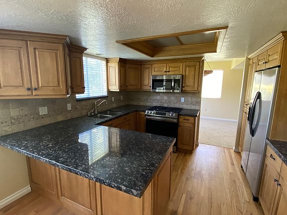 5th image of 826 W Greenoaks Dr