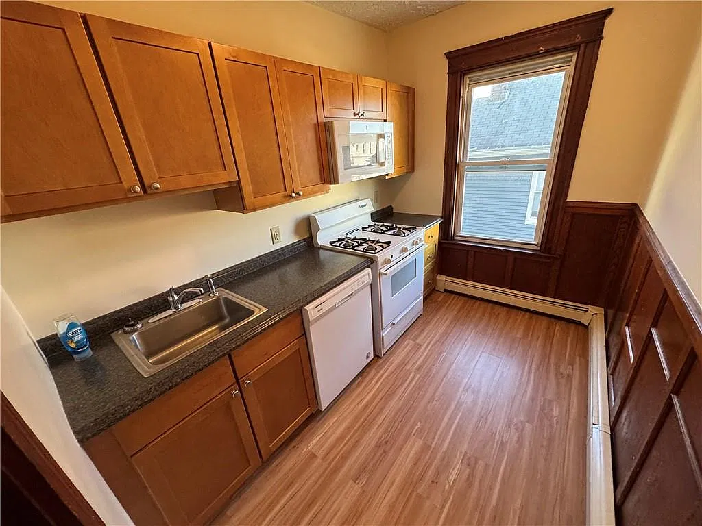 3 bed, 1.0 bath, 1344 sqft, $1,775 — Photo 3