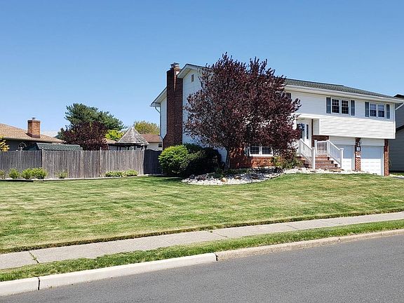 3rd image of 11 Mint Leaf Dr