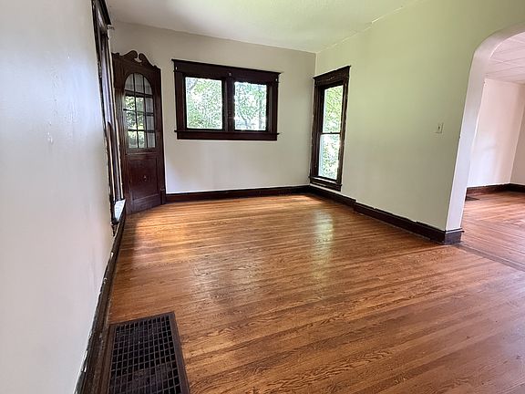 5th image of 430 Elmwood Pl