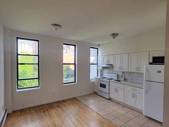 3rd image of 1727 Lexington Ave APT 2
