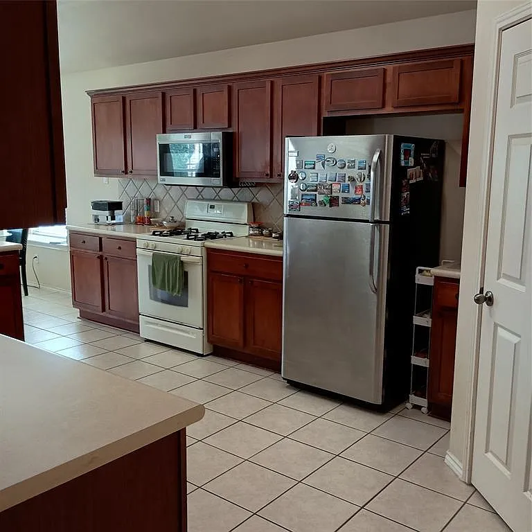 3 bed, 2.0 bath, 1863 sqft, $2,300 — Photo 2