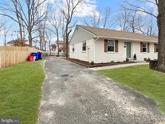 3rd image of 917 Louis Dr
