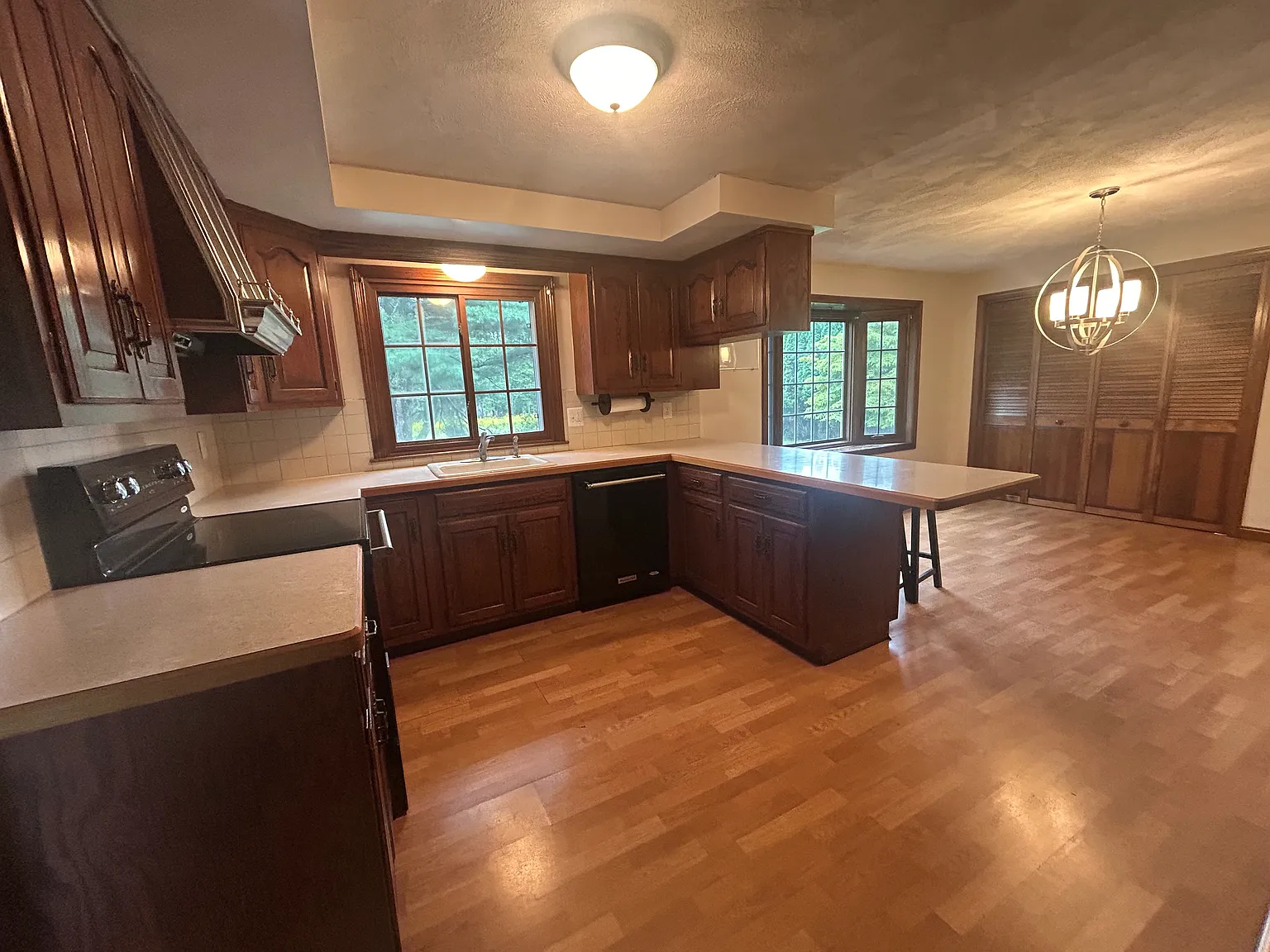 3 bed, 1.5 bath, 1472 sqft, $3,200 — Photo 2