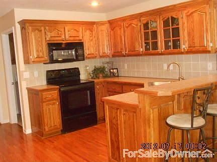 Eat-in kitchen with raised bar
						:
						All appliances in excellent shape