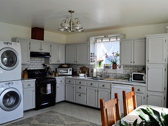 Spacious kitchen, dishwasher, filtered water tap, washer/dryer (now covered by a curtain)