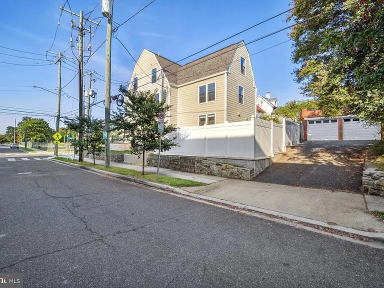 901 Lawrence St NE — Photo 15
