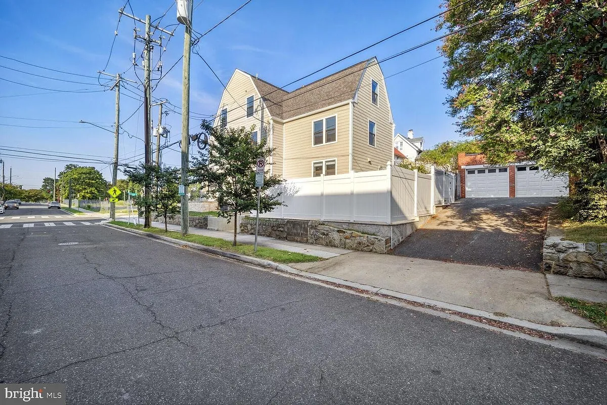 Building Photo - 901 Lawrence St NE #B