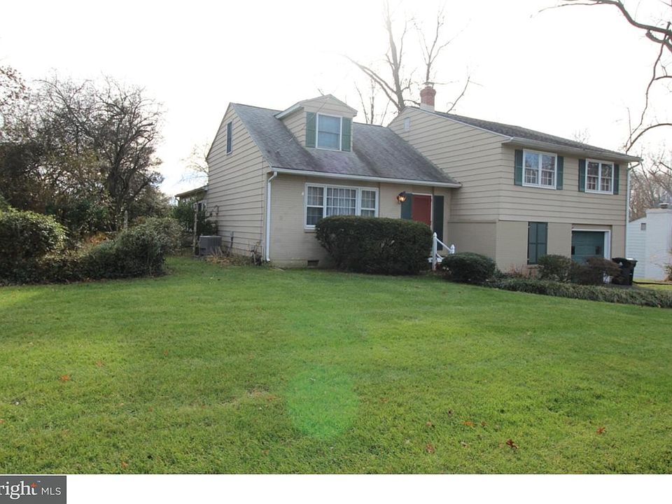 1st image of 205 Country Club Dr