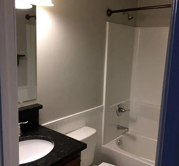 Essex Square Apartments — Photo 10