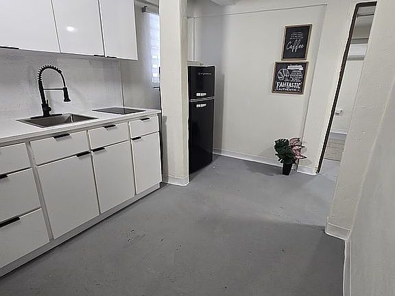 2nd image of 1064 Del Carmen