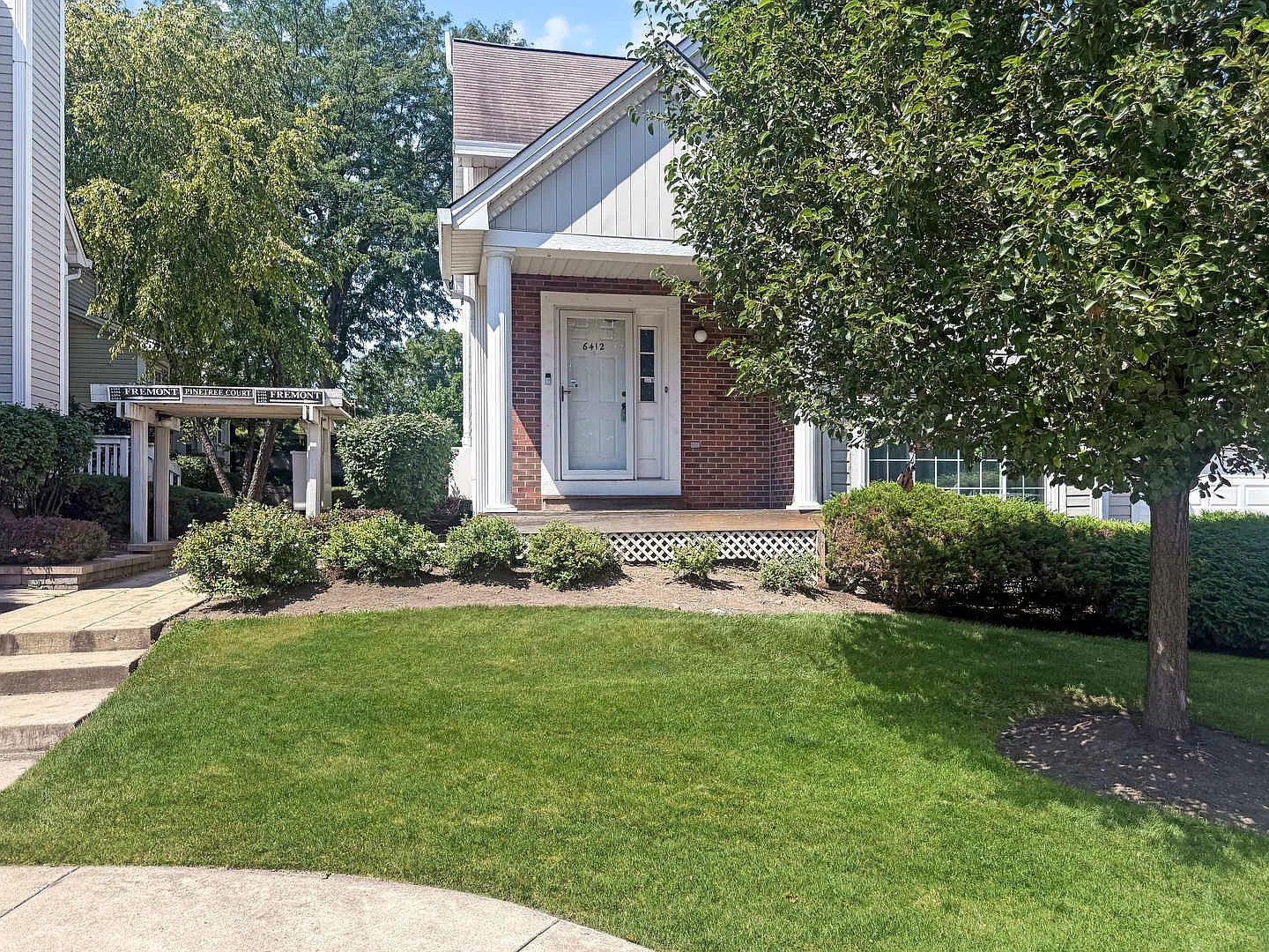 2 bed, 1.5 bath, 1336 sqft, $2,600 — Photo 2