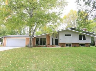 2200 W Greenwood Rd, Glendale, WI 53209