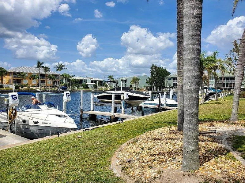 2 bed, 2.0 bath, 1024 sqft, $3,200 — Photo 3
