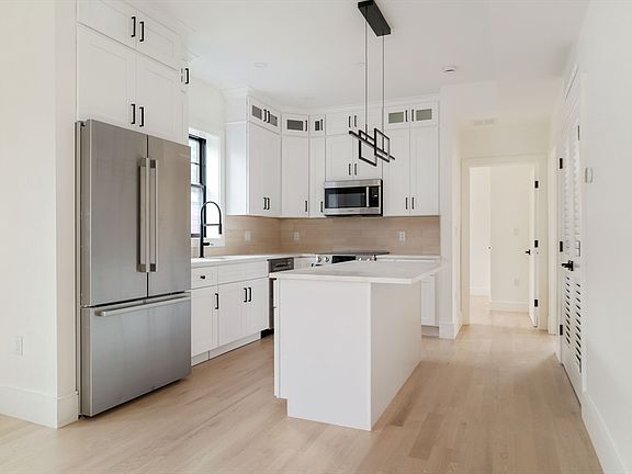 2nd image of 387 Norfolk St #2