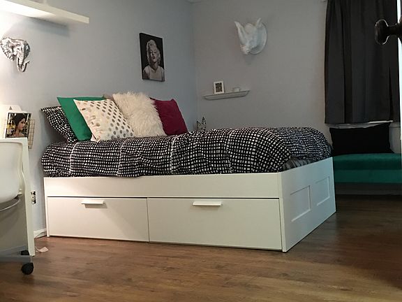 Master bed two closets 