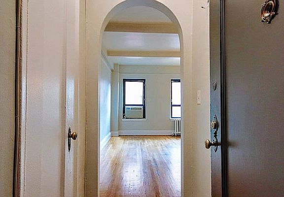 5th image of 11 Waverly Pl #11B
