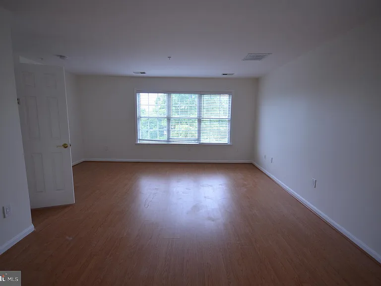 819 Royal Cres — Photo 32
