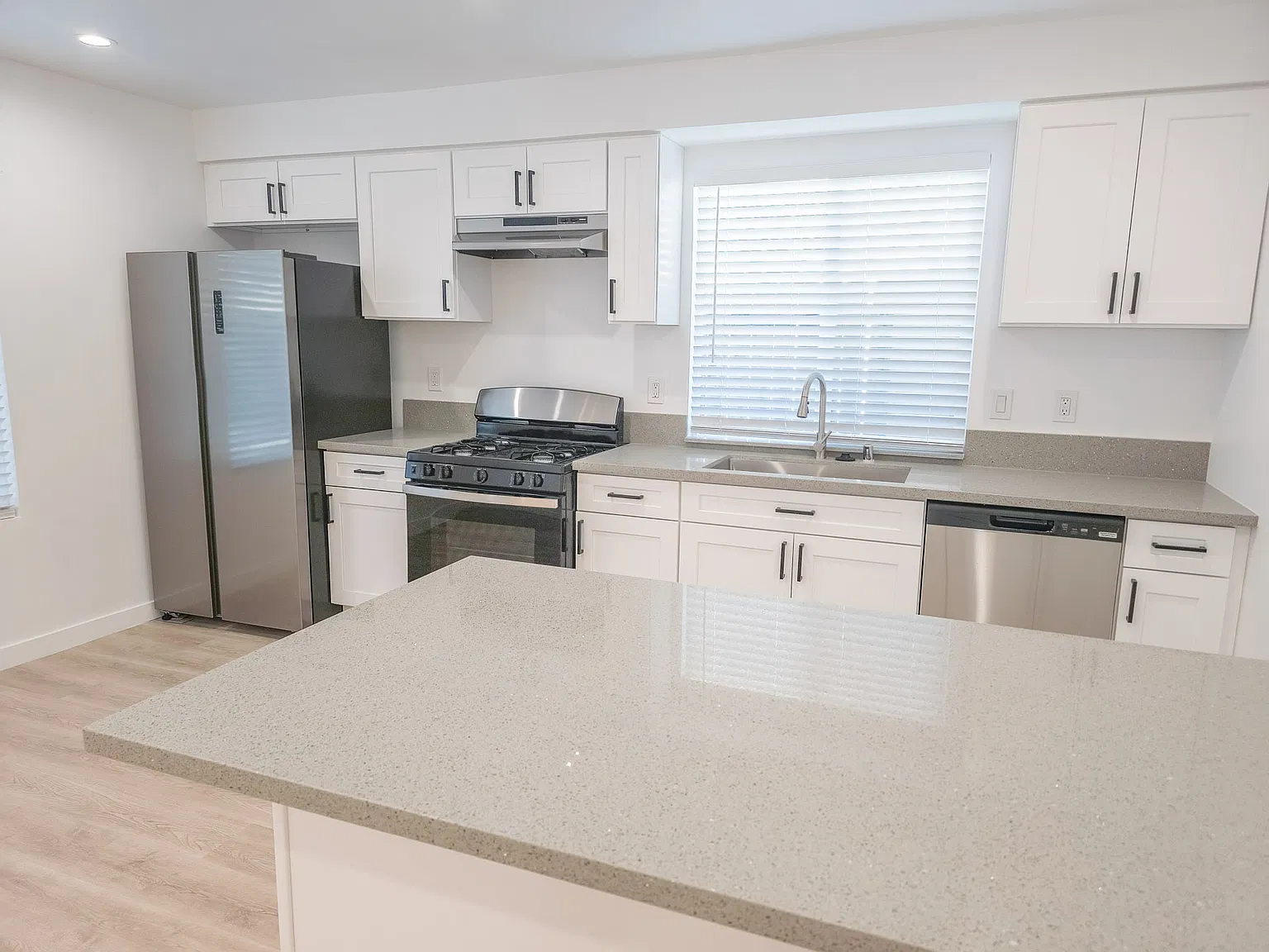 3 bed, 1000 sqft, $3,375 — Photo 3