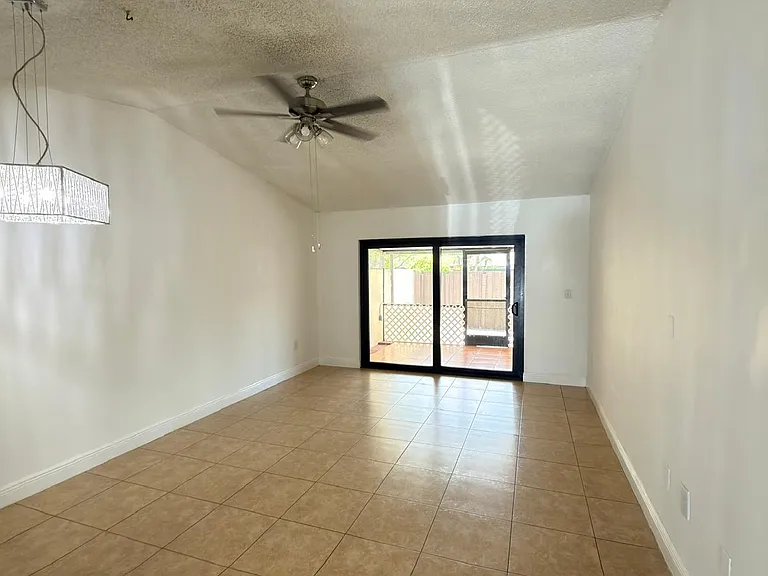 5302 SW 138th Pl — Photo 10