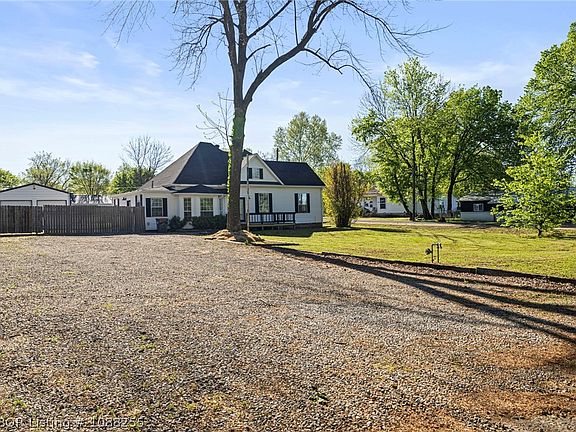 5th image of 304 Choctaw St