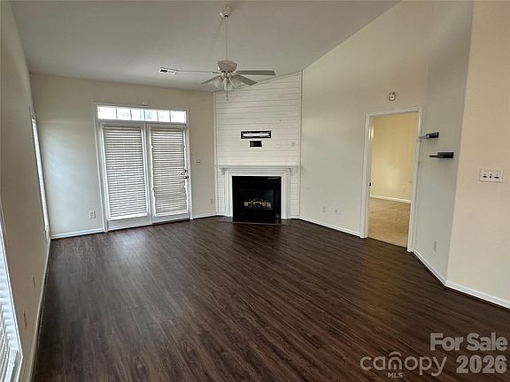 4th image of 4047 Center Place Dr