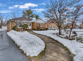 818 E 11th St, Lockport, IL 60441