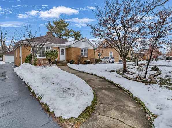818 E 11th St, Lockport, IL 60441