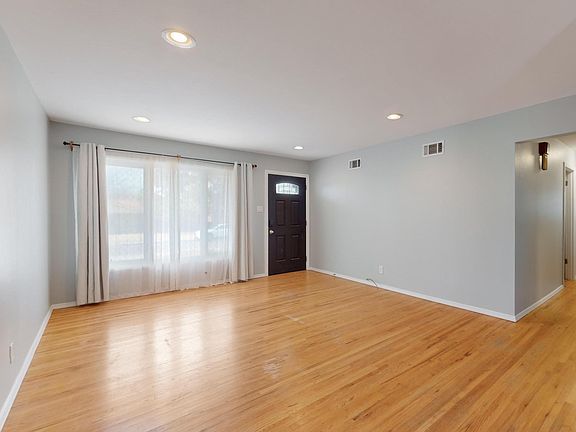 4th image of 2632 Valencia Dr NE