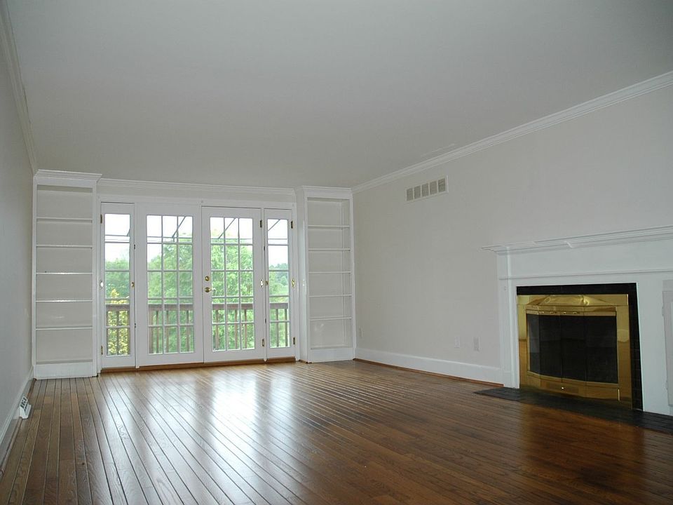 2nd image of 1114 Queens Way